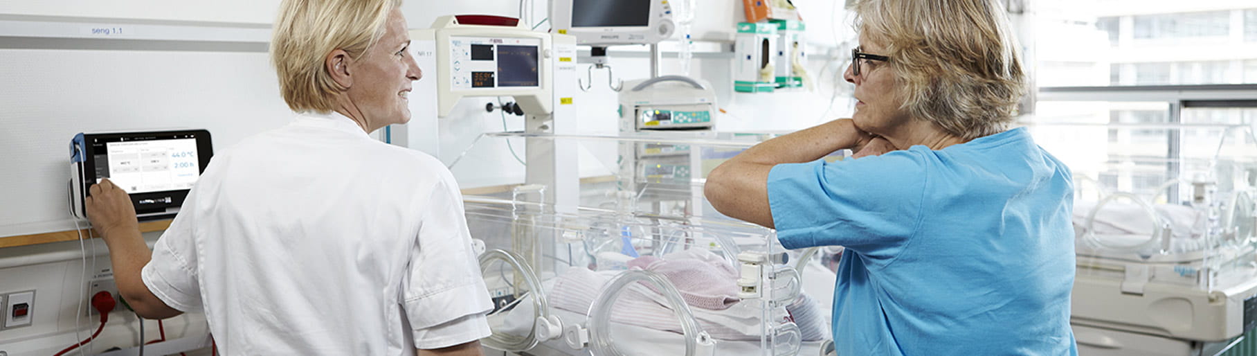 医院情况 - NICU 的两名护士使用雷度米特的经皮监测仪