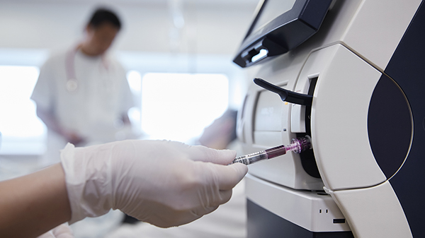 雷度米特ABL90 FLEX血气、 血氧、 电解质和代谢物分析仪进行分析